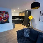Modern And Spacious Two Bedroom Apartment Near City Centre