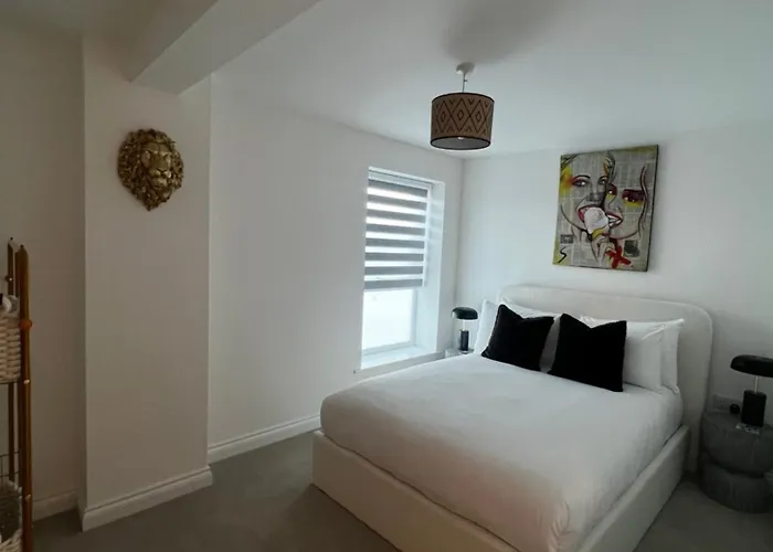 Modern And Spacious Two Bedroom Apartment Near City Centre