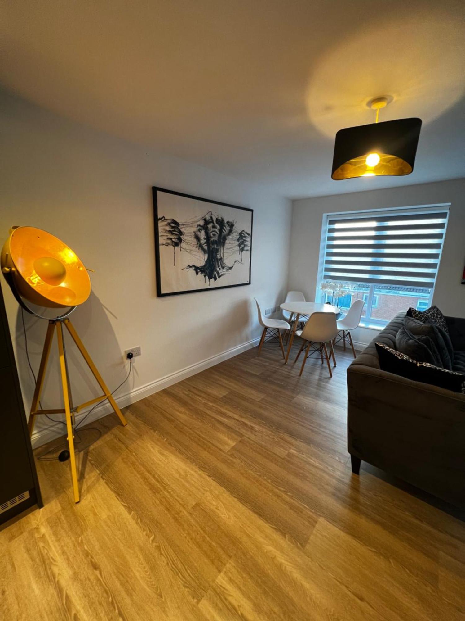 Modern And Spacious Two Bedroom Near City Centre Apartamento Bristol
