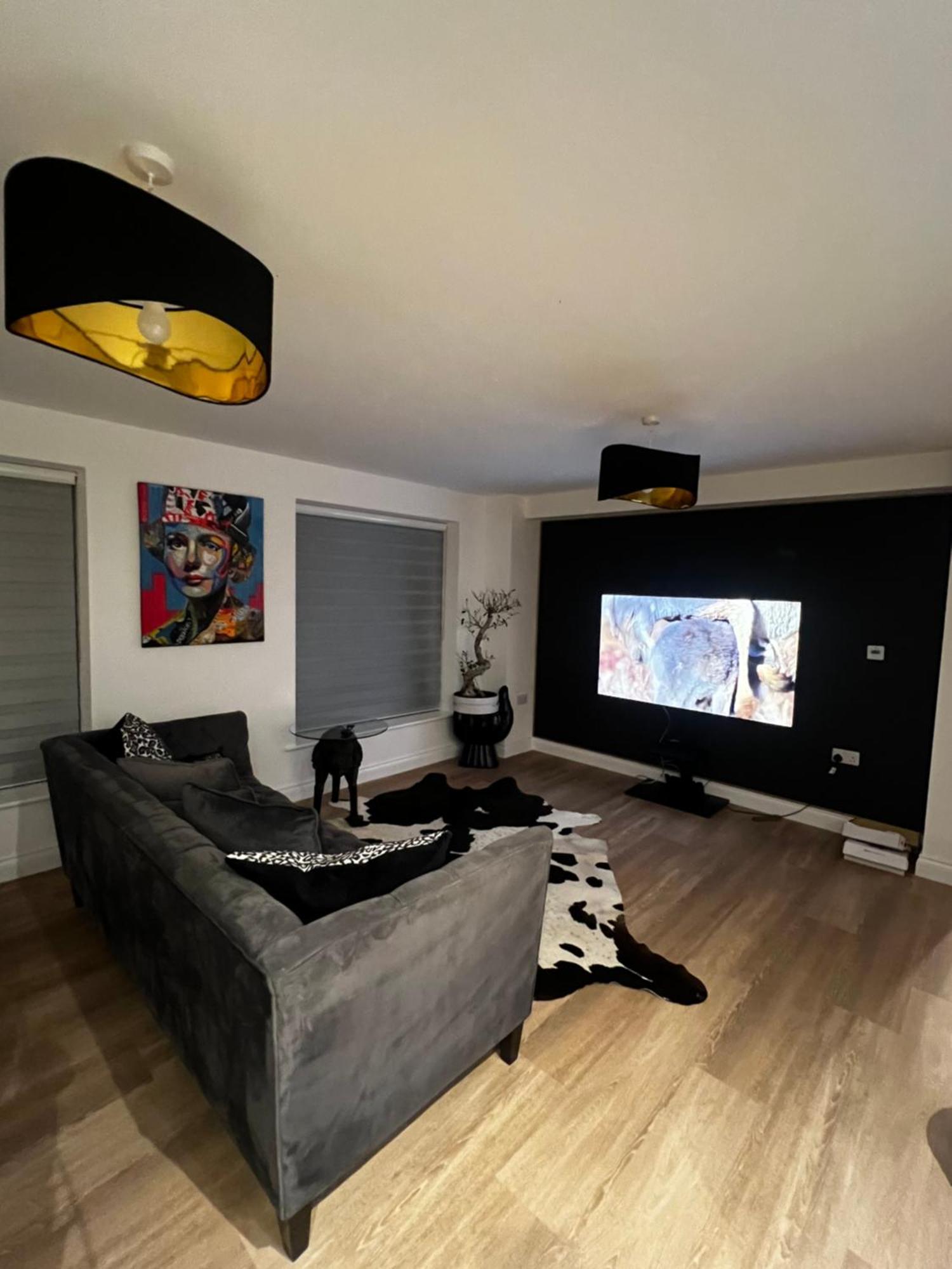 Apartamento Modern And Spacious Two Bedroom Near City Centre *